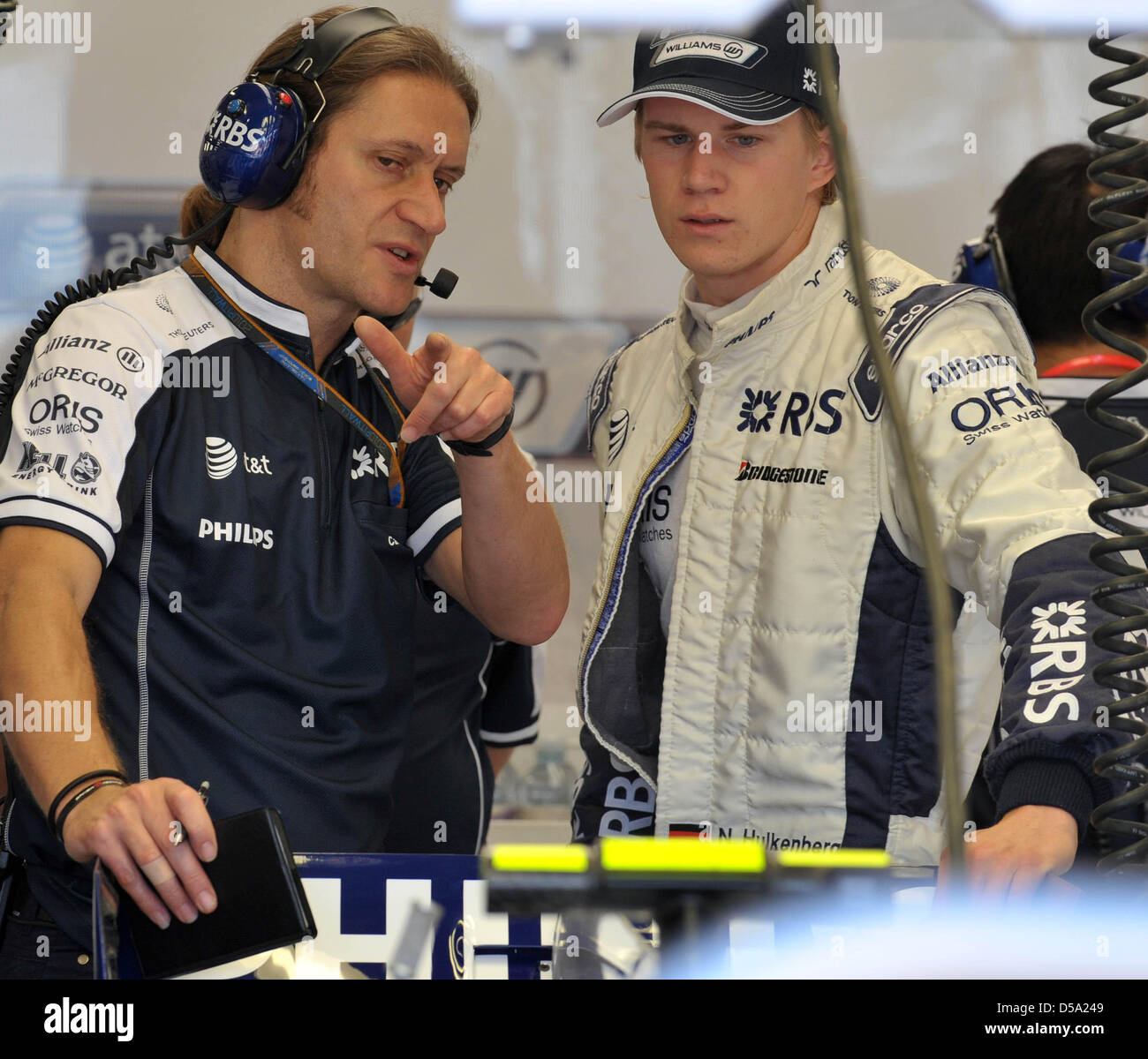 Der Deutsche Formel-1-Prominente Nico HŸlkenberg von Williams Steht bin Freitag (09.07.2010) Beim Ersten Training Auf der überholungsfreien in Silverstone in England in Seiner Box Und Spricht Mit Einem Mechaniker. Bin Fintel begann Mit Dem Gro§en Preis von Gro§britannien Das Zehnte Rennen der Formel-1-Saison 2010.  Foto: Carmen Jaspersen dpa Stockfoto
