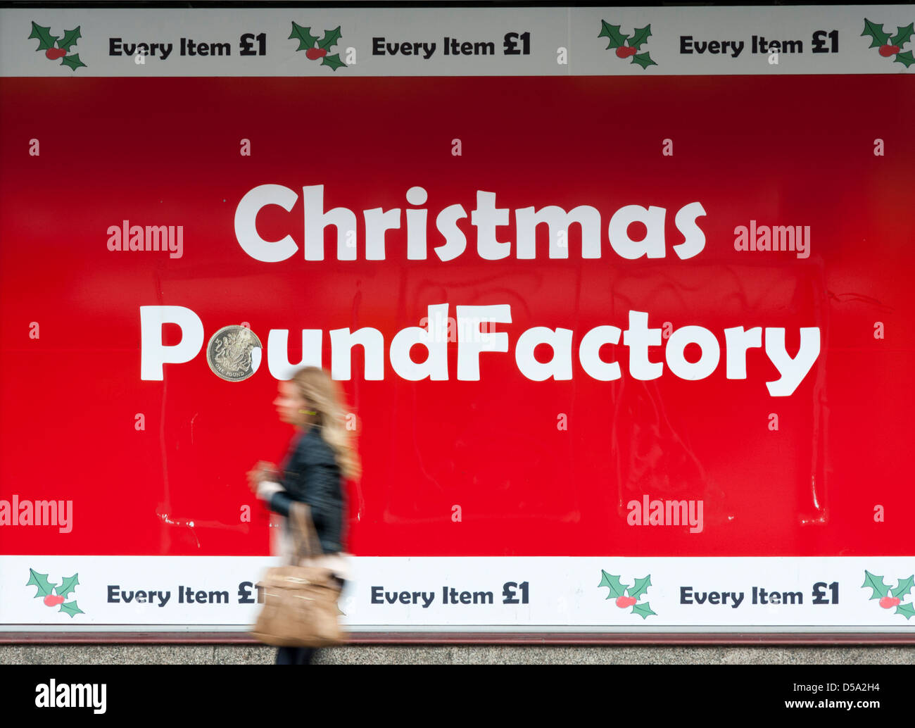 Die Vorderseite des einen Weihnachten Pfund Fabrikverkauf in Colchester UK mit einem Einkaufsberater zu Fuß vor Stockfoto