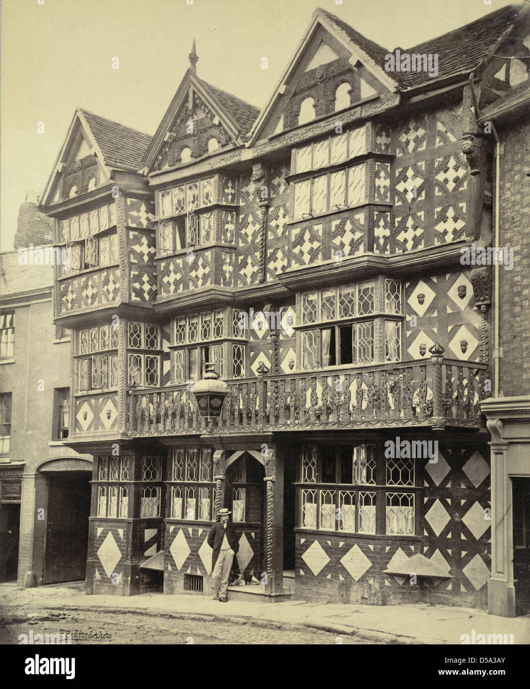 Dieses Bild zeigt ein Haus aus dem 16. Jahrhundert in Ludlow, England, mit einem Halbholzbau. Es hebt den architektonischen Stil und die Details der öffentlichen Unterkünfte aus dieser Zeit hervor. Stockfoto