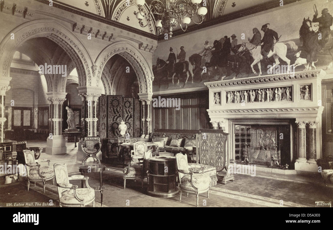 Die Eaton Hall in Cheshire, England, ist mit kunstvollen Kronleuchtern ausgestattet. Die Halle ist bekannt für ihre beeindruckende Architektur, einschließlich Bögen, Kamine, Friese und Wandmalereien. Es dient als Beispiel für klassisches britisches Herrenhaus-Design. Stockfoto