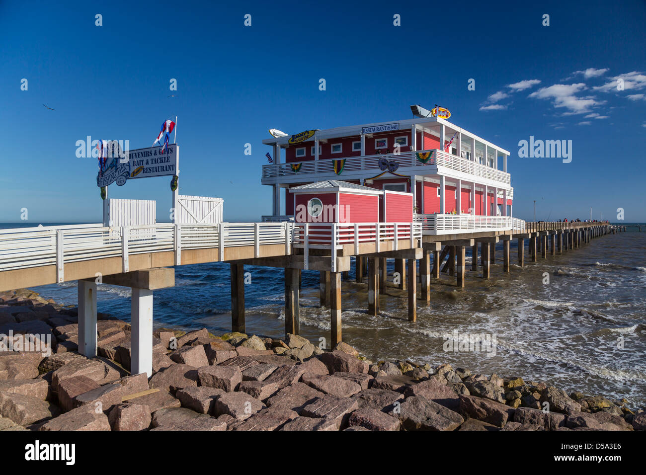 Ein Restaurant und eine Bar auf dem Galveston Fishing Pier am Golf von Mexiko, Galveston, Texas, USA. Stockfoto