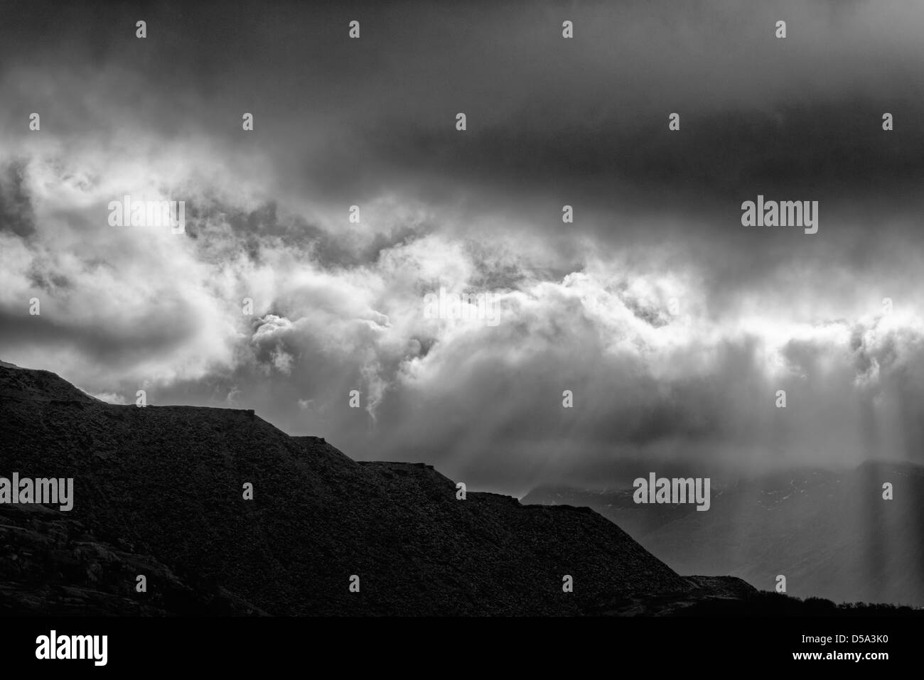 Wolken und Sonnenstrahlen über den Dinorwic Schiefer-Steinbruch Stockfoto