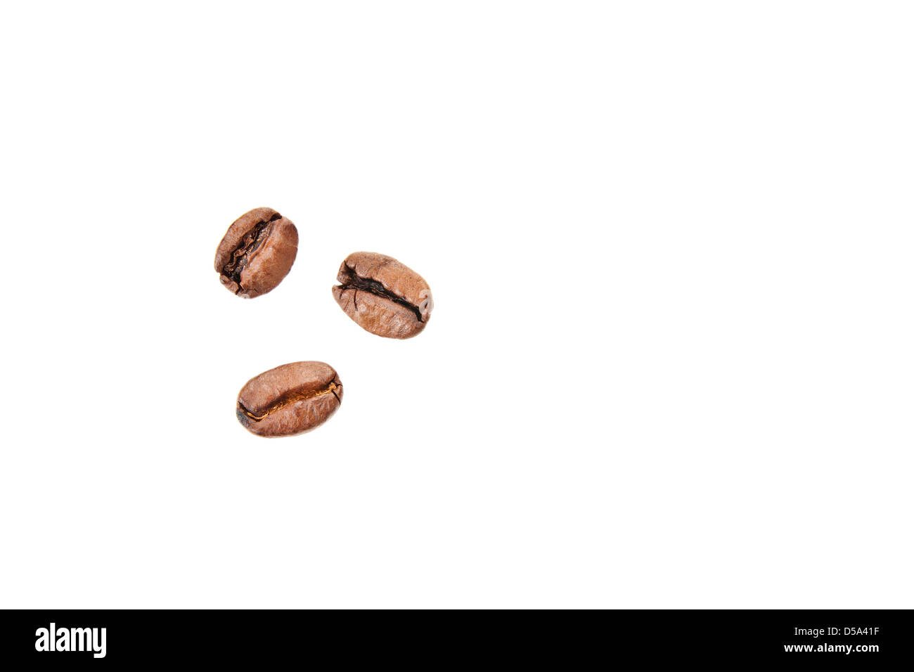 Drei kleine Körner Kaffee auf weißem Hintergrund - Draufsicht Stockfoto