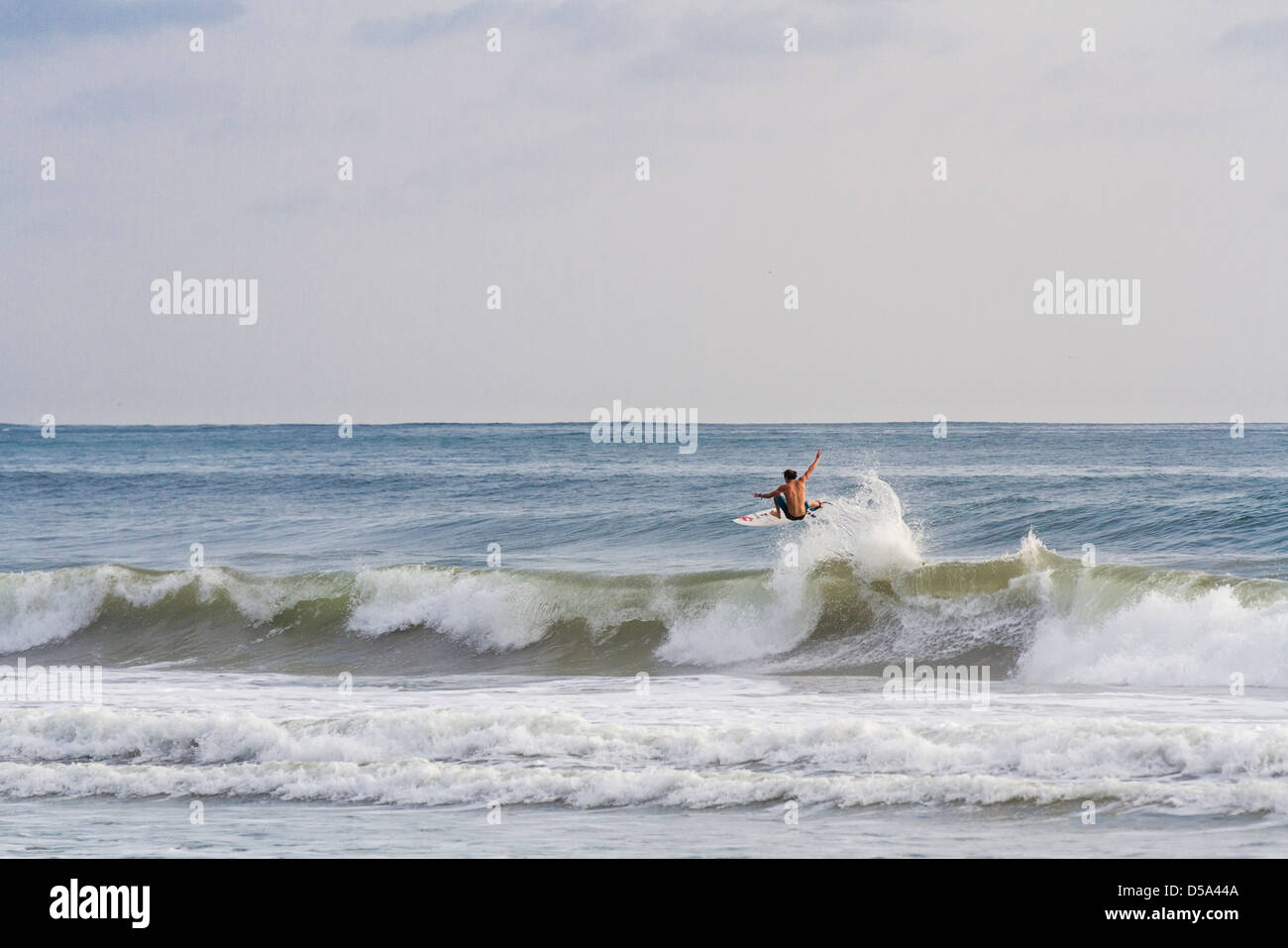 Surfen in Playa Santa Teresa, Provinz Puntarenas Costa Rica. Stockfoto