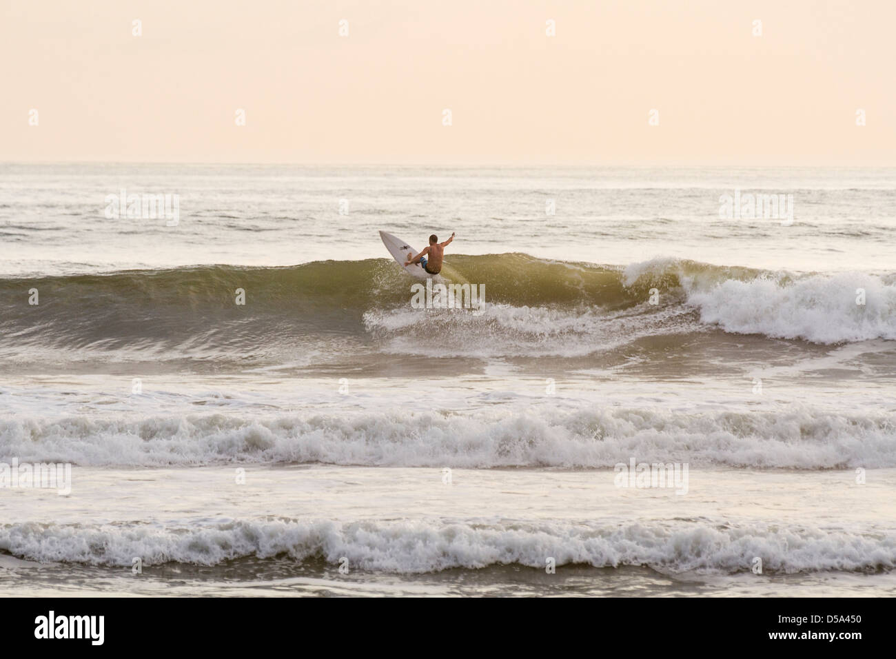 Surfen in Playa Santa Teresa, Provinz Puntarenas Costa Rica. Stockfoto