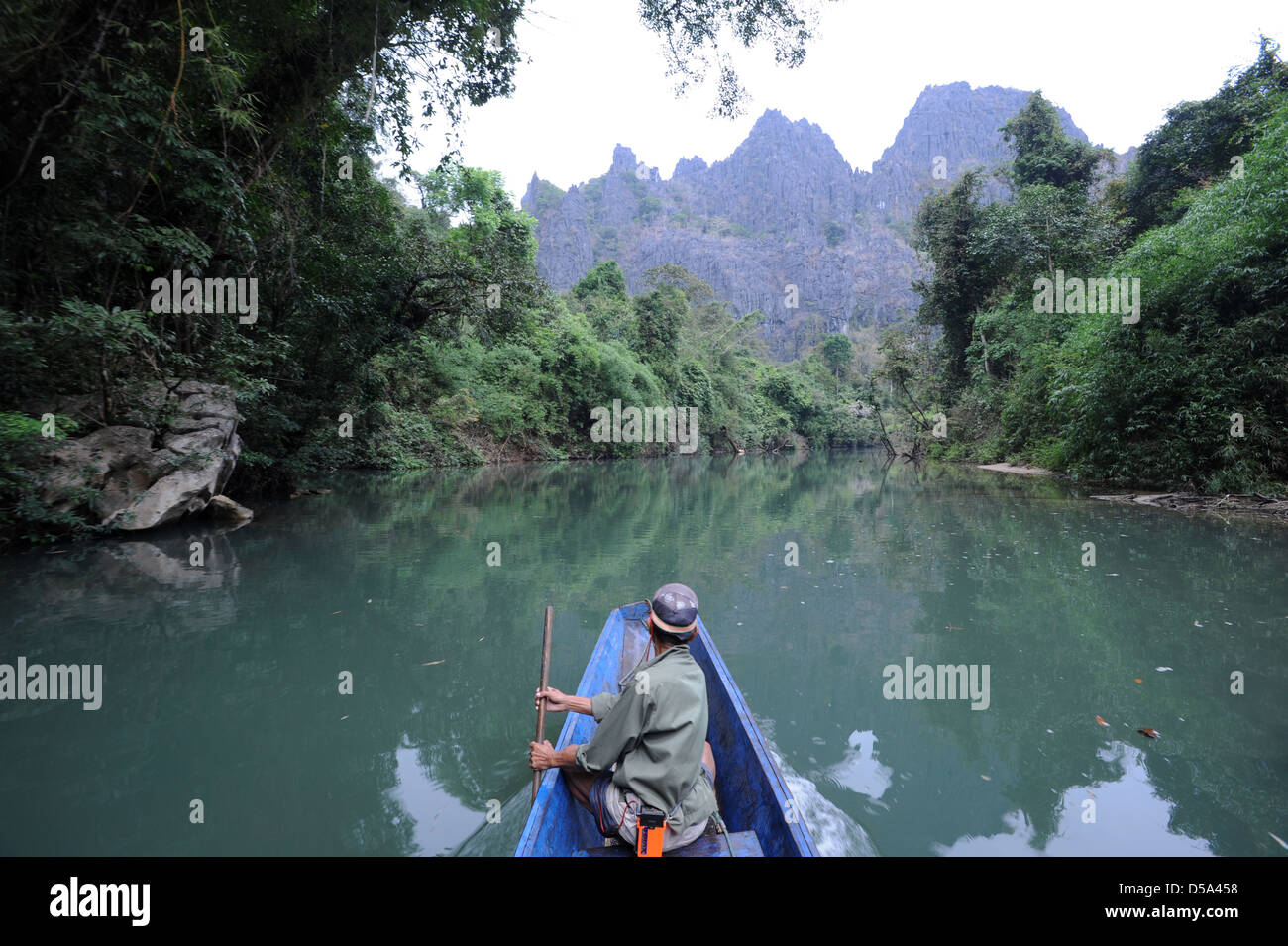 Der Weg zum Tham Kong Lo Höhle auf Laos Stockfoto