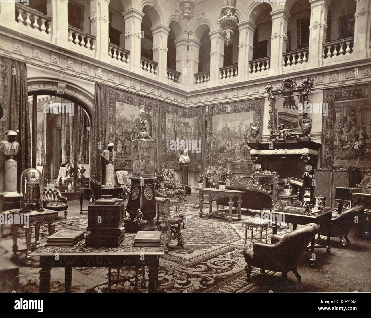 Ein Foto aus der Cornell University Library, das die großen Teppiche in der Great Hall of Mentmore Towers zeigt, einem englischen Herrenhaus, das von der Familie Rothschild erbaut wurde. Stockfoto