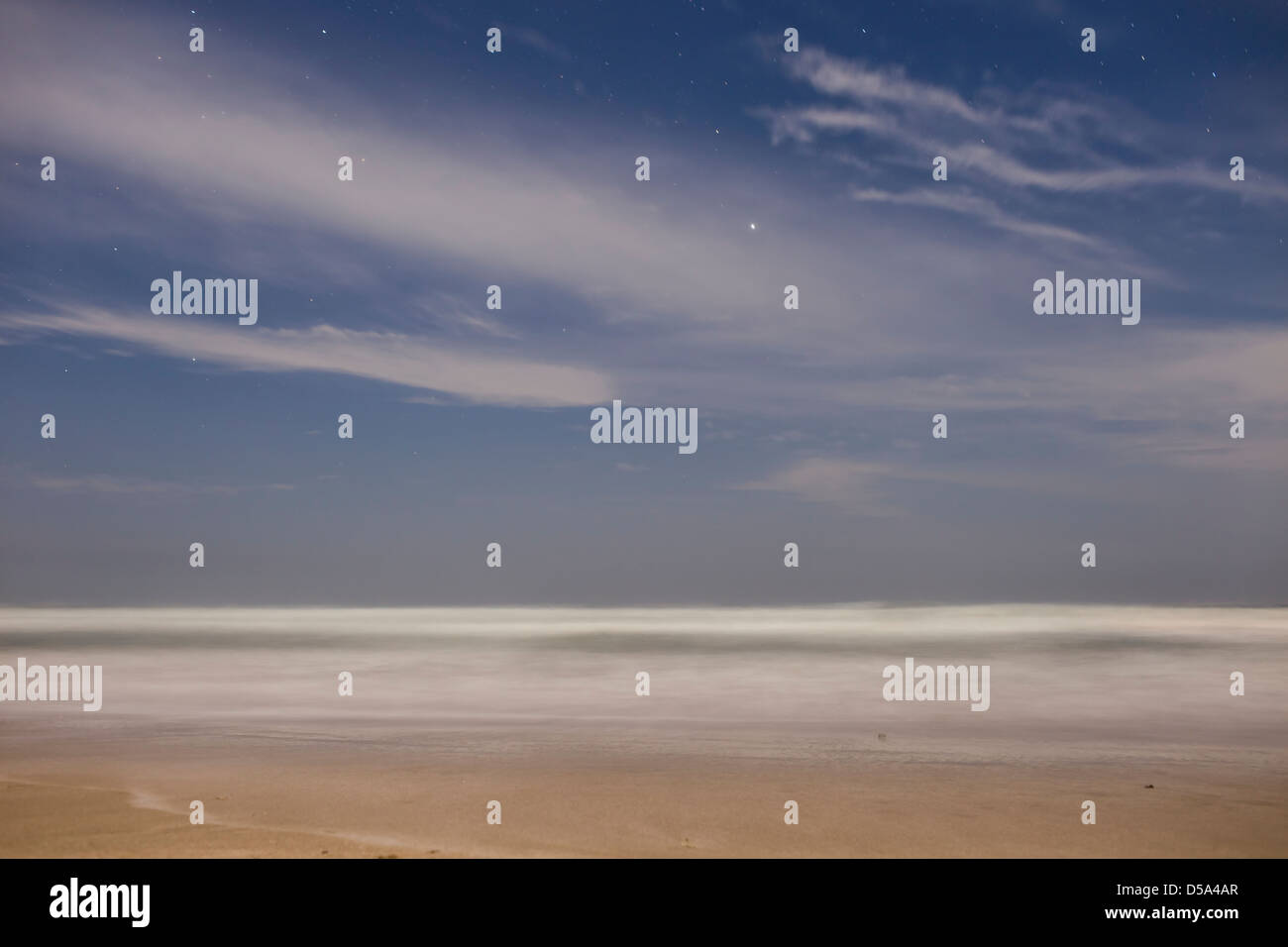 Bei Nacht in Playa Santa Teresa, Provinz Puntarenas Costa Rica waschen Wellen entlang der Küste. Stockfoto