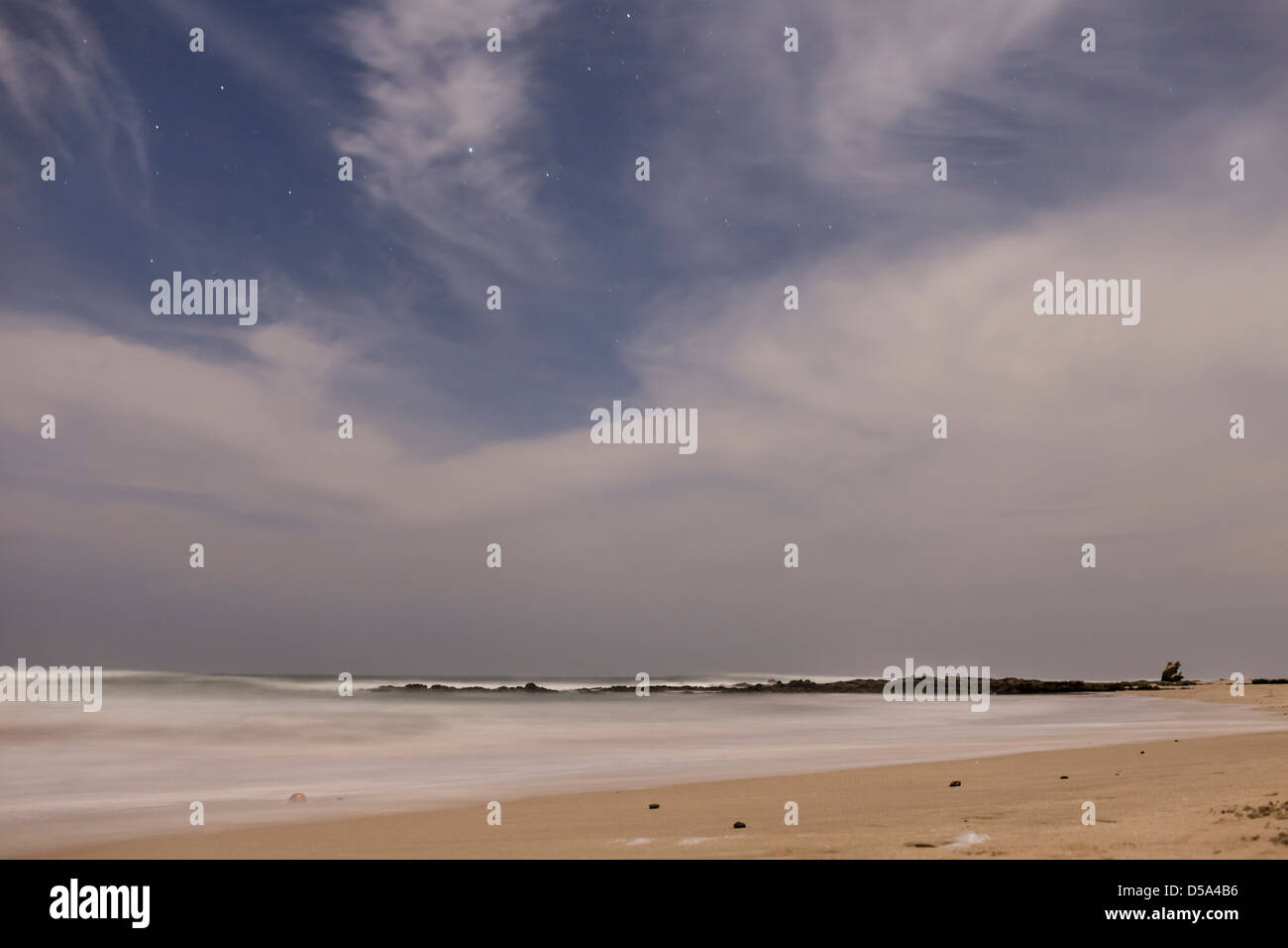 Bei Nacht in Playa Santa Teresa, Provinz Puntarenas Costa Rica waschen Wellen entlang der Küste. Stockfoto