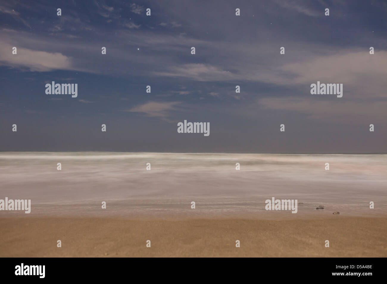 Bei Nacht in Playa Santa Teresa, Provinz Puntarenas Costa Rica waschen Wellen entlang der Küste. Stockfoto