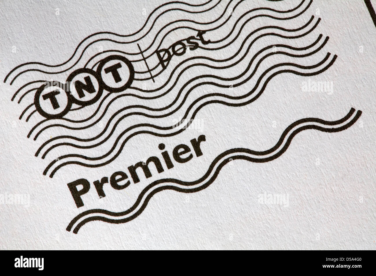 TNT post Premier Informationen auf Umschlag Stockfoto