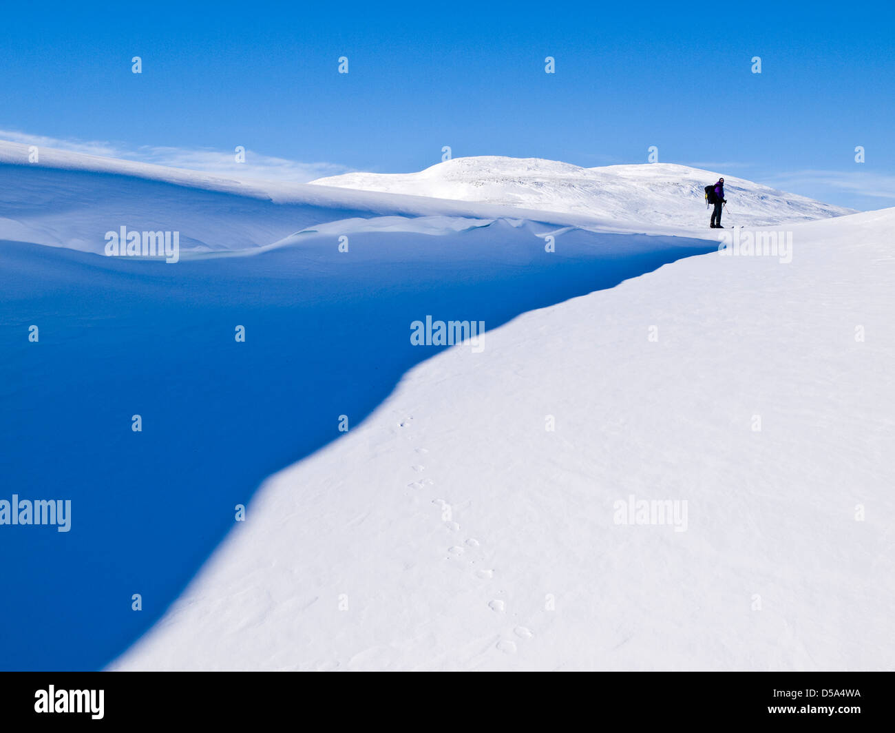 Der Schatten eines geschwungenen Snow Drift, Skitouren in Nordnorwegen Stockfoto