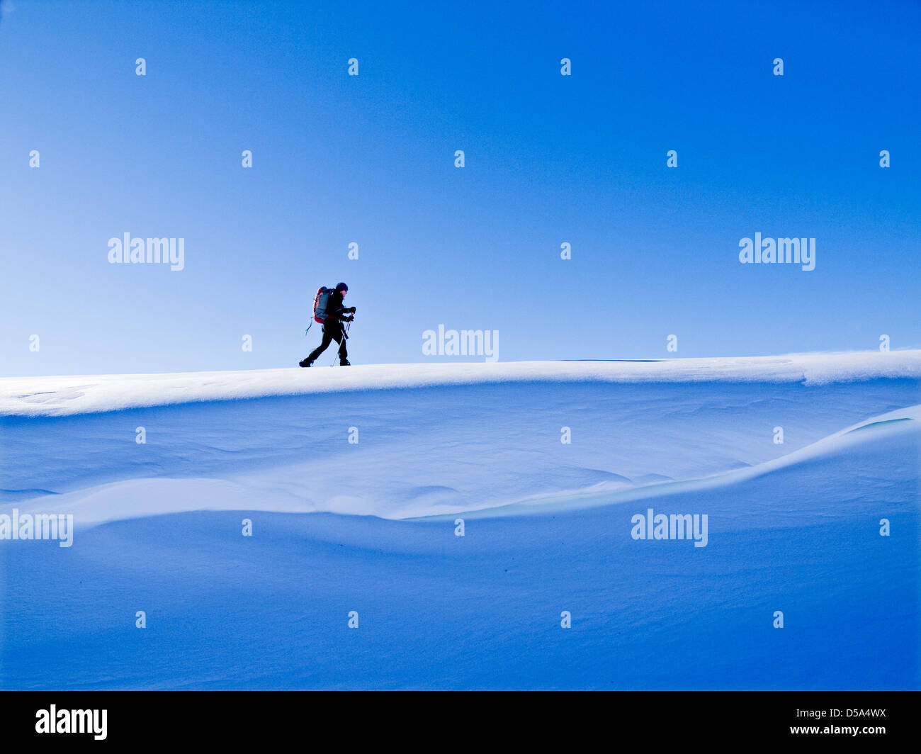 Skitouren im Norden Norwegens entlang einem Gesims von Schnee Stockfoto