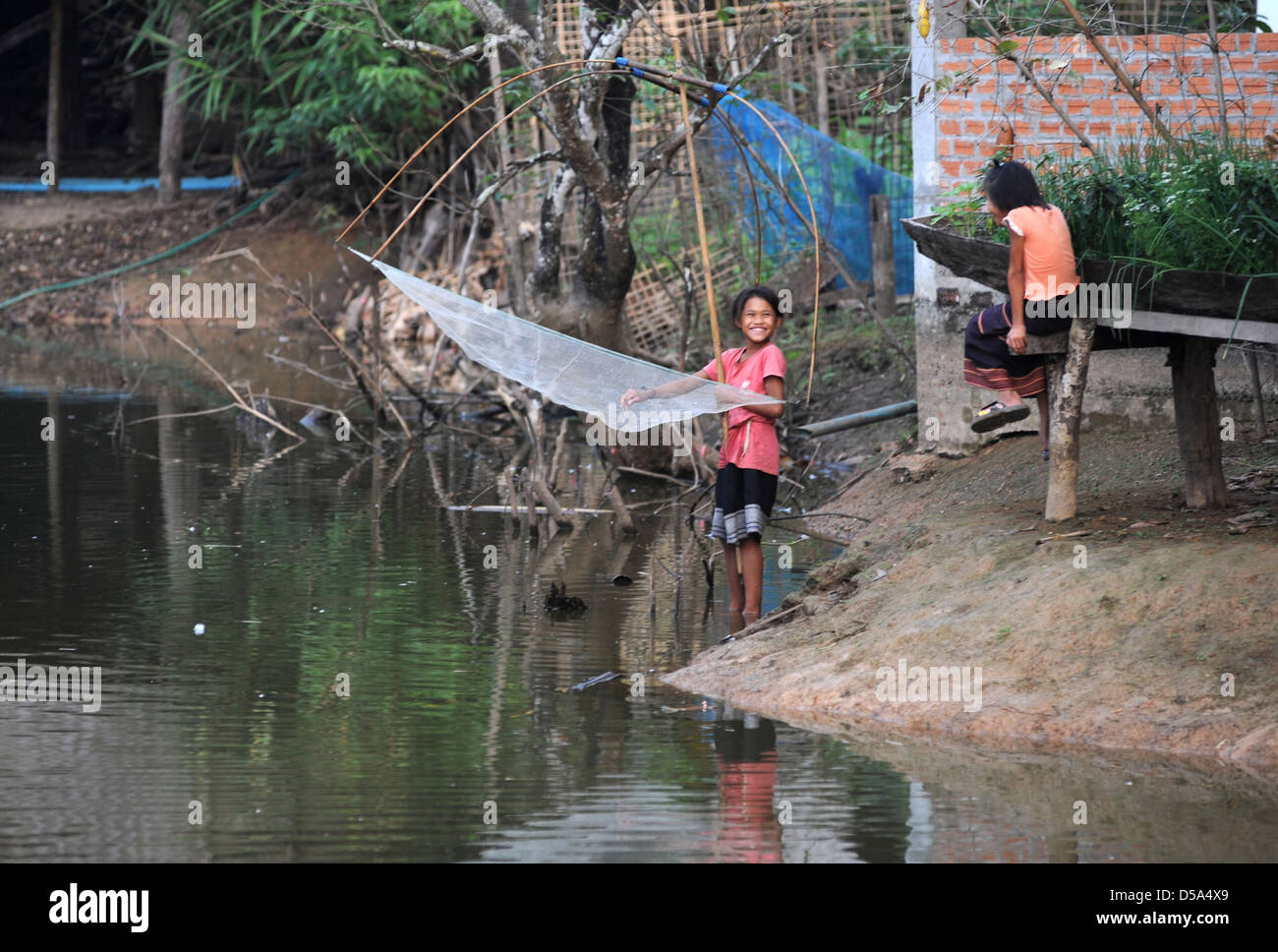 Kinder am Fluss im Dorf Ban Kong Lo auf Laos Stockfoto