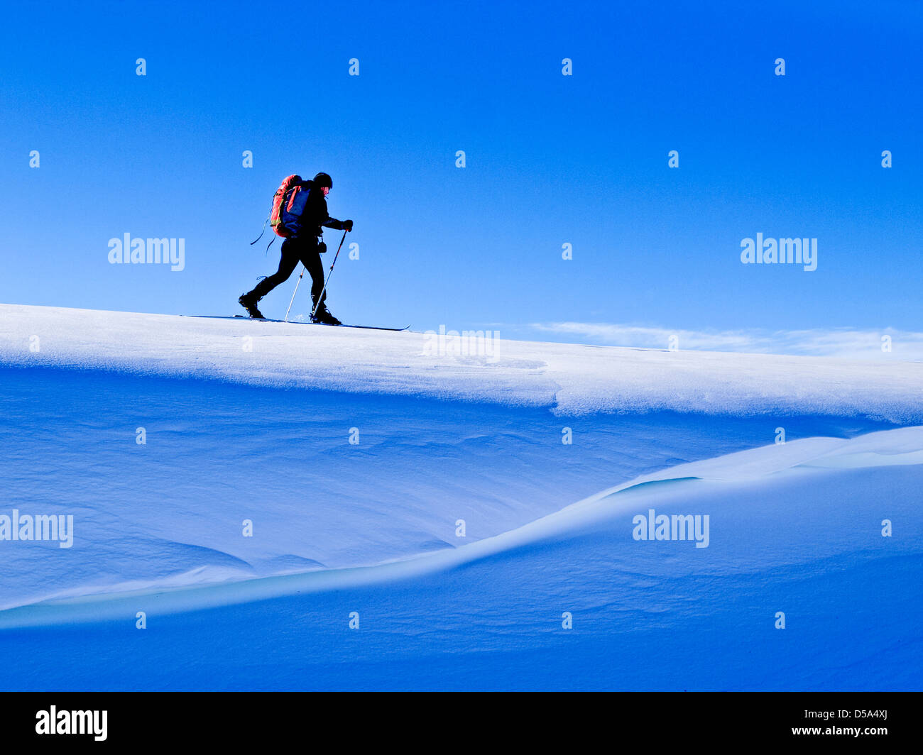 Skifahrer auf einem Gesims, Skitouren in Nordnorwegen Stockfoto
