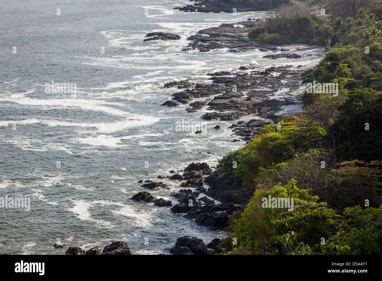 Die felsige Küste von Playa Montezuma, Provinz Puntarenas, Costa Rica. Stockfoto