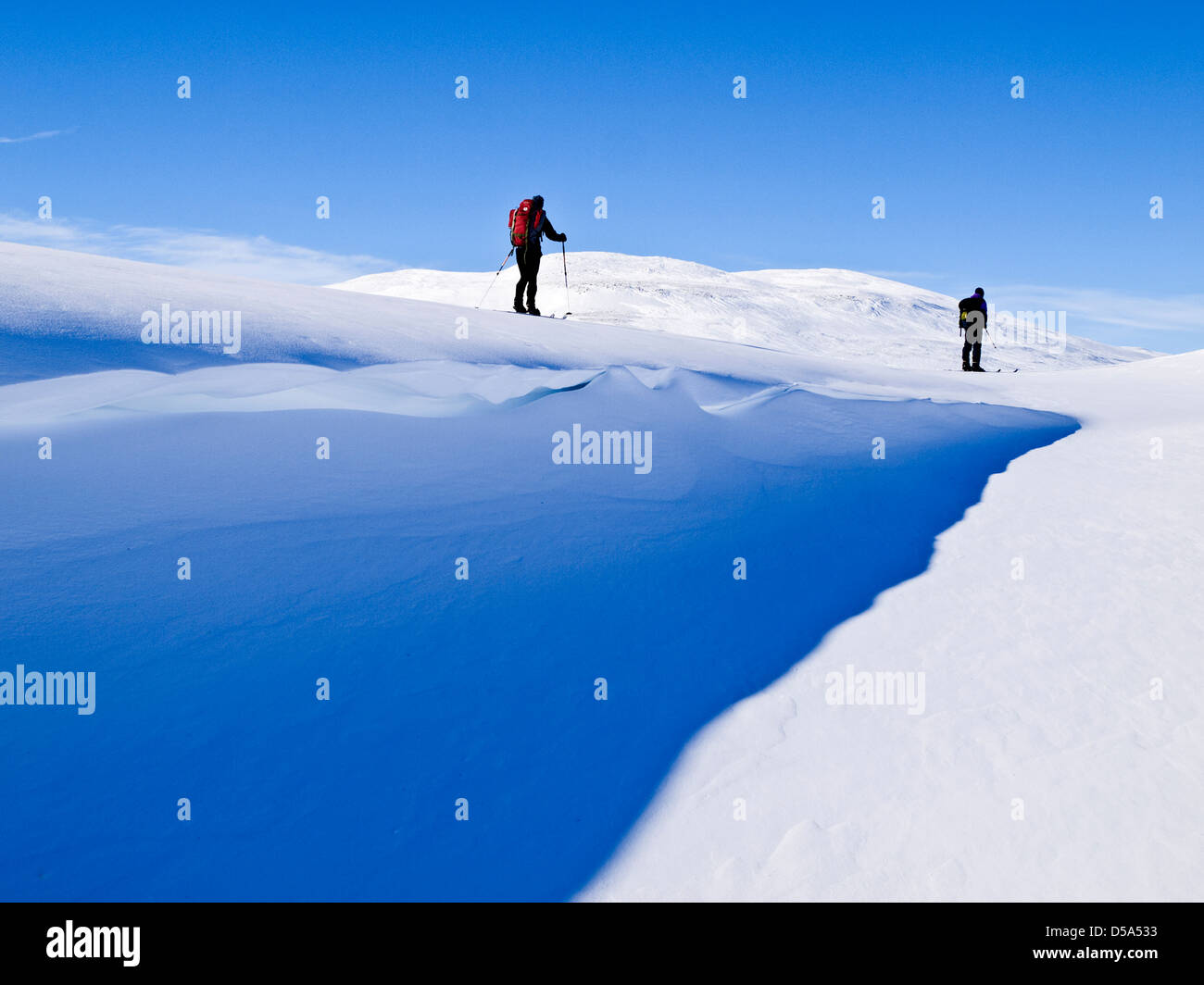 2 Skifahrer über einem Gesims Schnee. Skitouren im nördlichen Norwegen Stockfoto