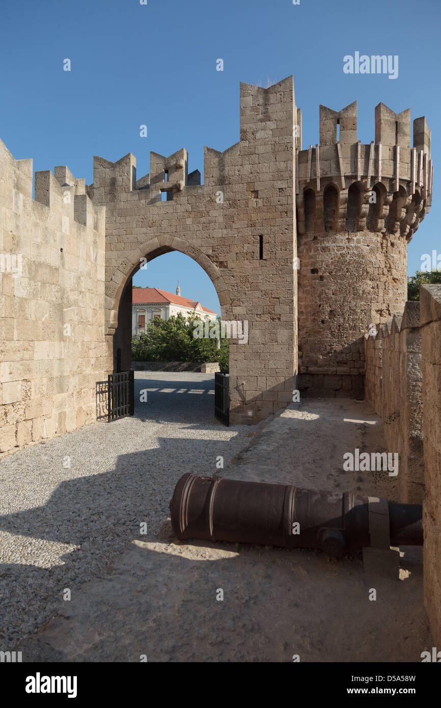 Festungsmauern außerhalb Rhodos Stockfoto