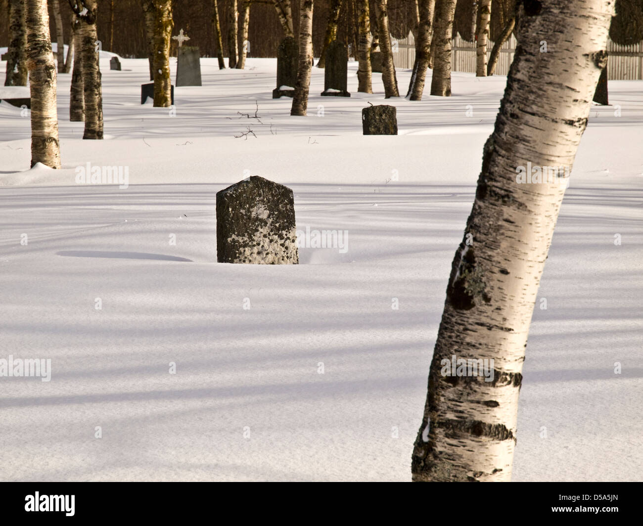 Tiefschnee auf dem Friedhof der Kirche in Storslett, Nord-Norwegen. Stockfoto