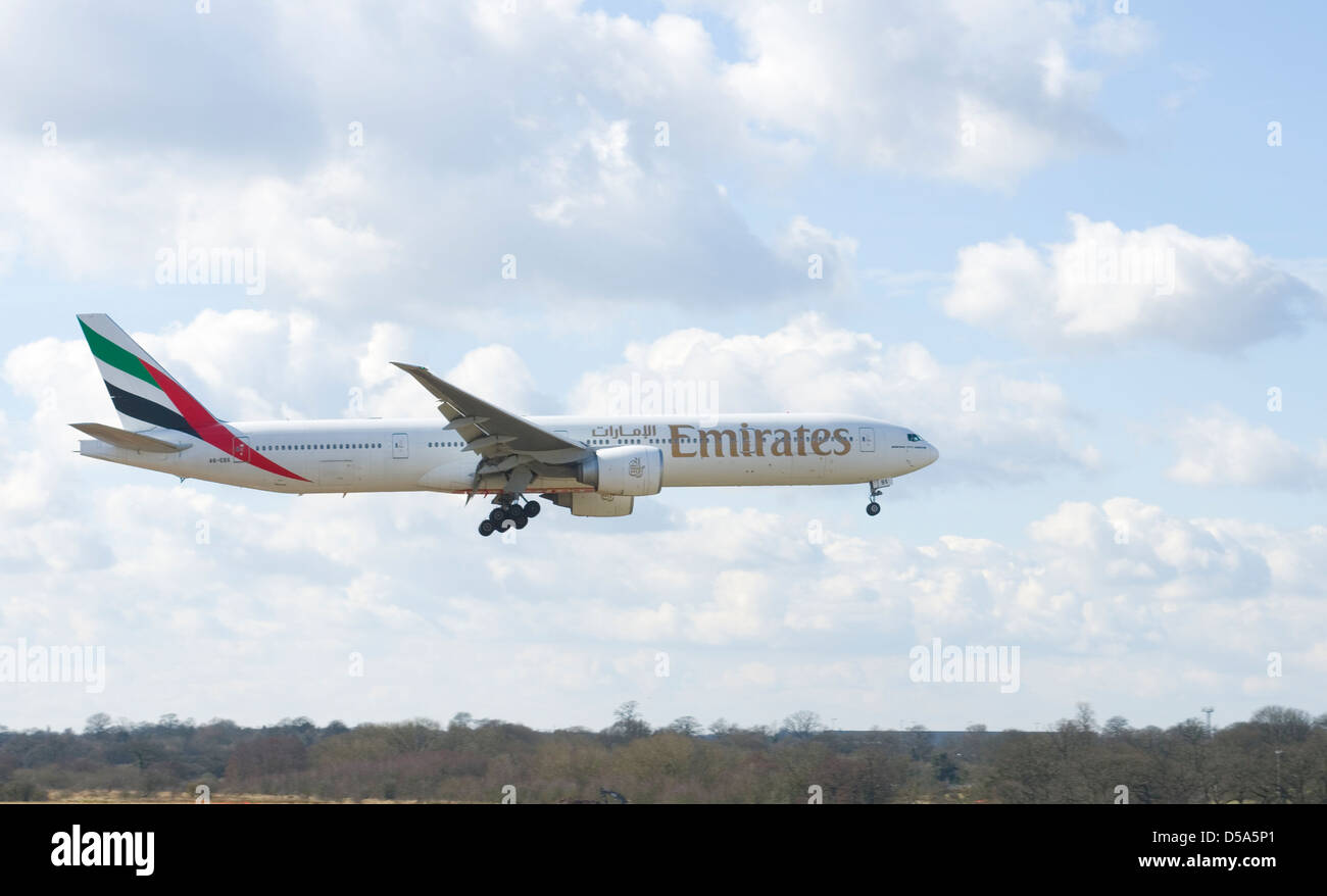 Emirates 777 hereinkommen zu landen Stockfoto
