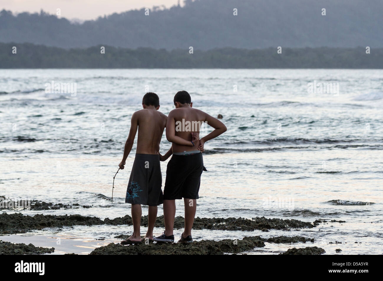 Costa Rica jungen erkunden Gezeitenbecken, Puerto Viejo de Talamanca, Provinz Limon, Costa Rica Stockfoto