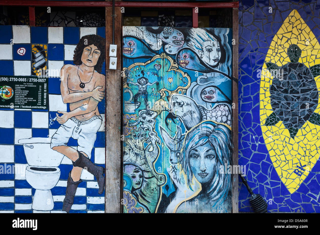Einzigartige Wandbild Kunstwerk schmückt die Wand von Rocking J Hostel, Puerto Viejo de Talamanca, Provinz Limon, Costa Rica Stockfoto