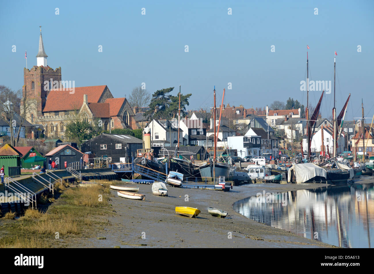 Hythe Quay Boote an Liegeplätzen mit Schlamm Vorland des Flusses Blackwater bei Ebbe mit St Marys Kirche & Turm jenseits Maldon Essex England UK Stockfoto