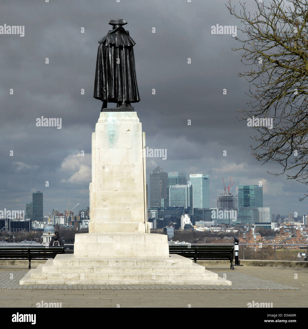 Gewitterwolken über Canary Wharf Skyline mit Statue von General Wolfe im Greenwich Park Stockfoto