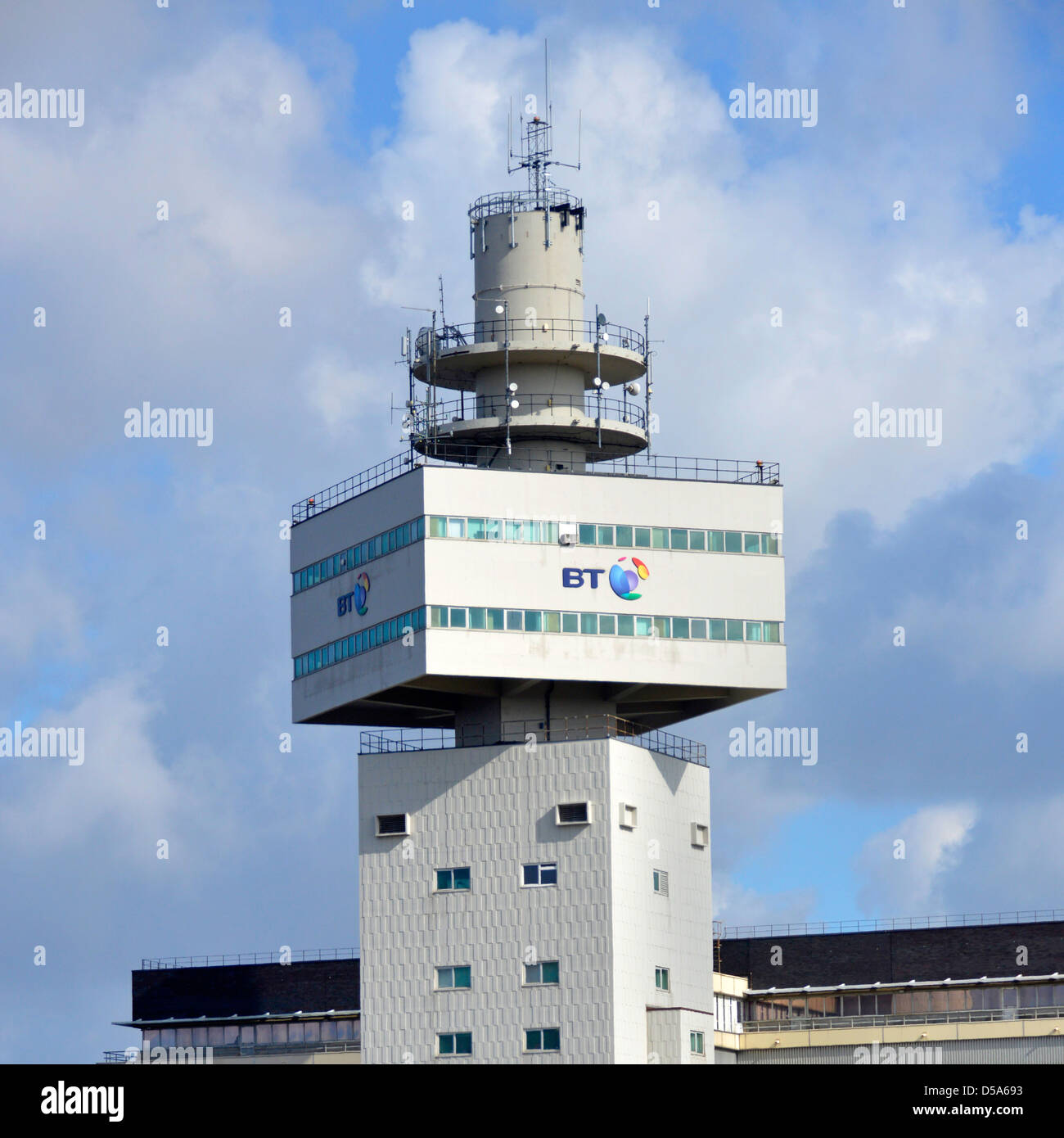 BT-Markenlogo auf dem Telekommunikationsturm von British Telecom in Adastral Park Forschungszentrum Gebäude Martlesham Ipswich Suffolk East Anglia England VEREINIGTES KÖNIGREICH Stockfoto