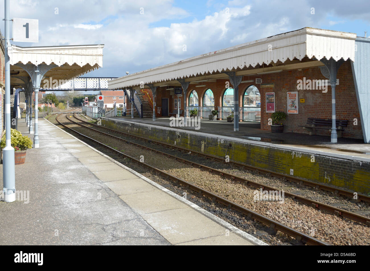 Eisenbahn-Bahnsteigen in Woodbridge auf East Suffolk Line (Ipswich-Lowestoft) Stockfoto