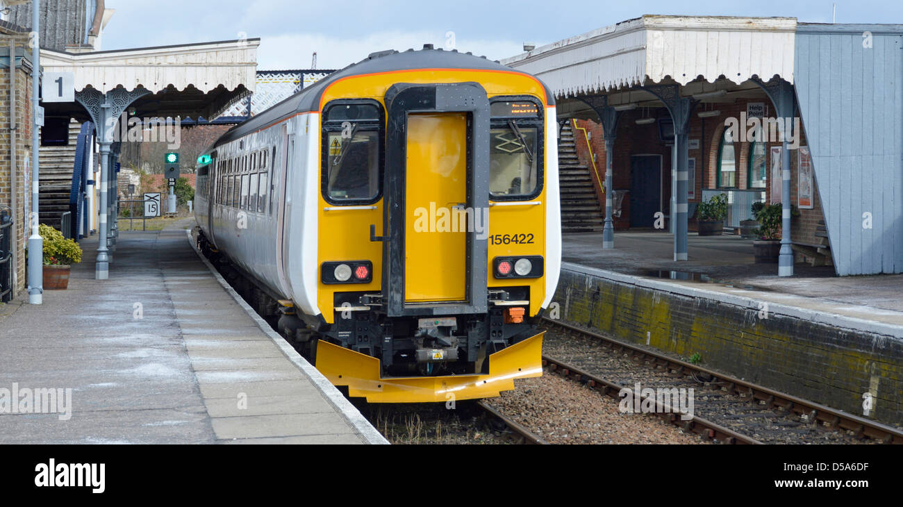 Grünes Licht für größere Anglia trainieren von Woodbridge Railway Station Plattform Hinweis Weißes Granulat Enteisung abweichen Stockfoto