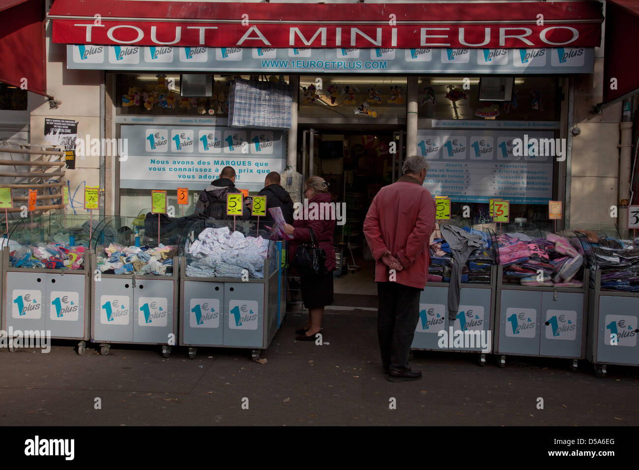 Schnäppchen Sie 1 Euro Shop in Belleville, Paris, Frankreich Stockfoto