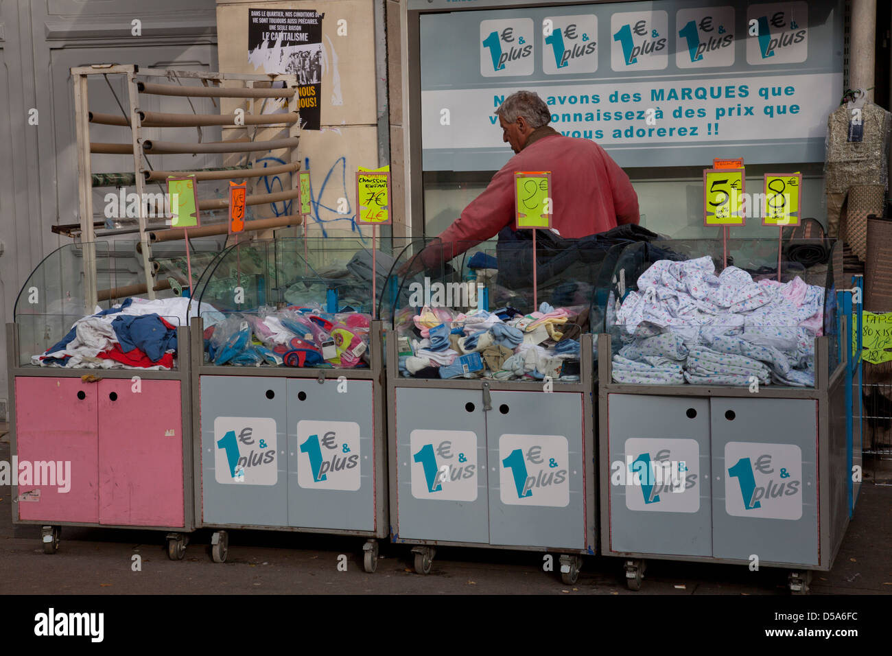 Schnäppchen Sie 1 Euro Shop in Belleville, Paris, Frankreich Stockfoto