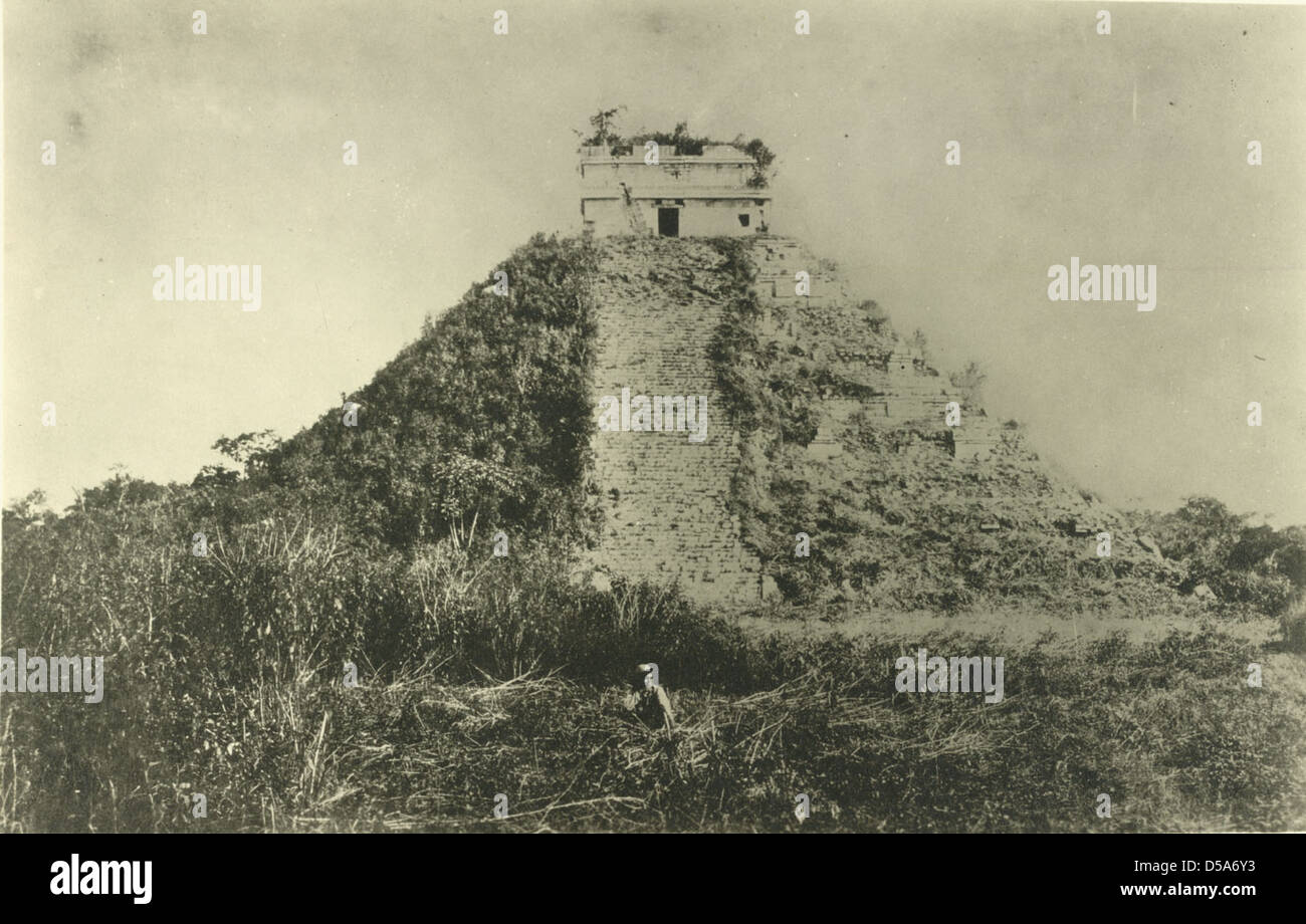Dieses Bild zeigt den Tempel des Kukulkan, auch bekannt als El Castillo, in Chichén Itzá in Mexiko. Die Pyramide war ein Zentrum der Maya-Astronomie und ein bedeutendes kulturelles Wahrzeichen. Stockfoto