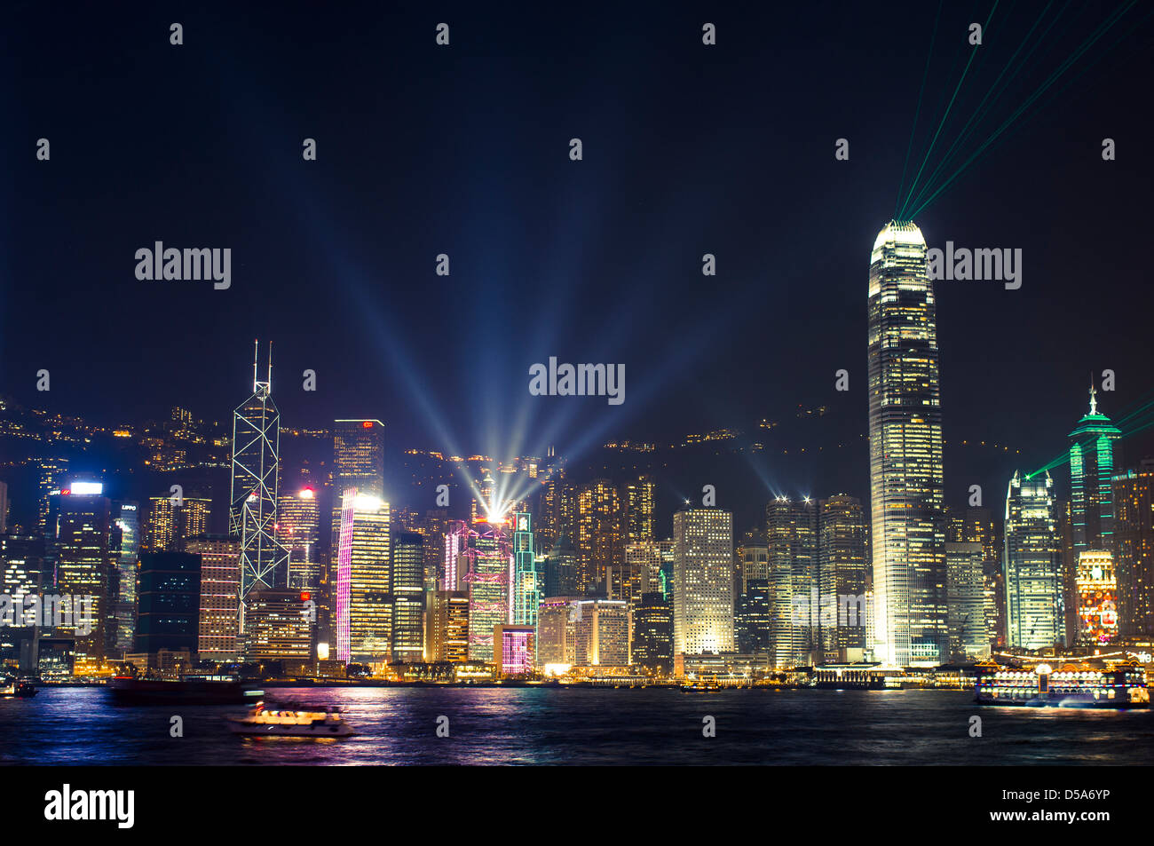 Lichtshow auf den Victoria Harbour in der Nacht, Hong Kong, China. Stockfoto