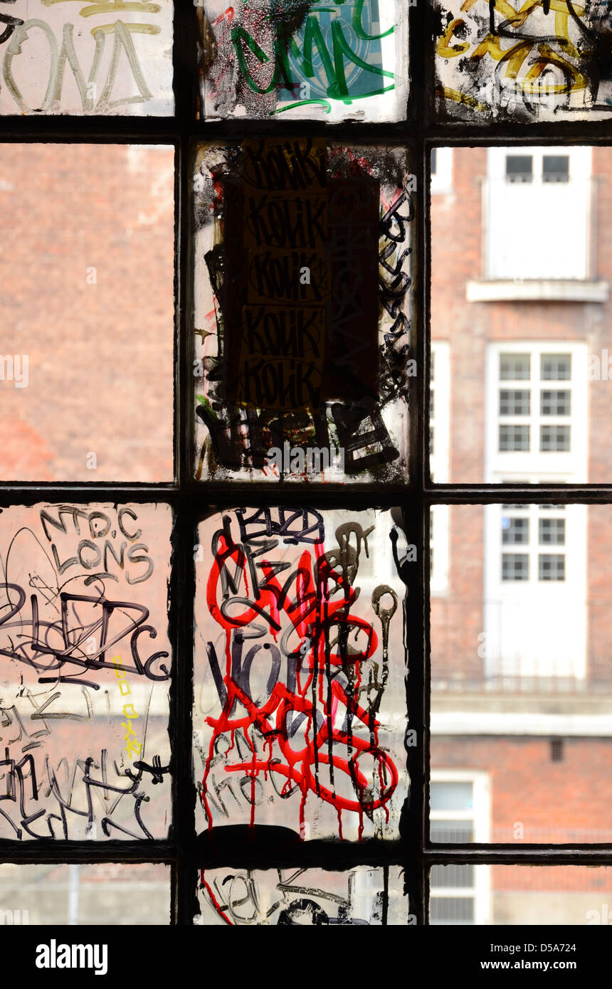 Graffiti am Fenster Stockfoto