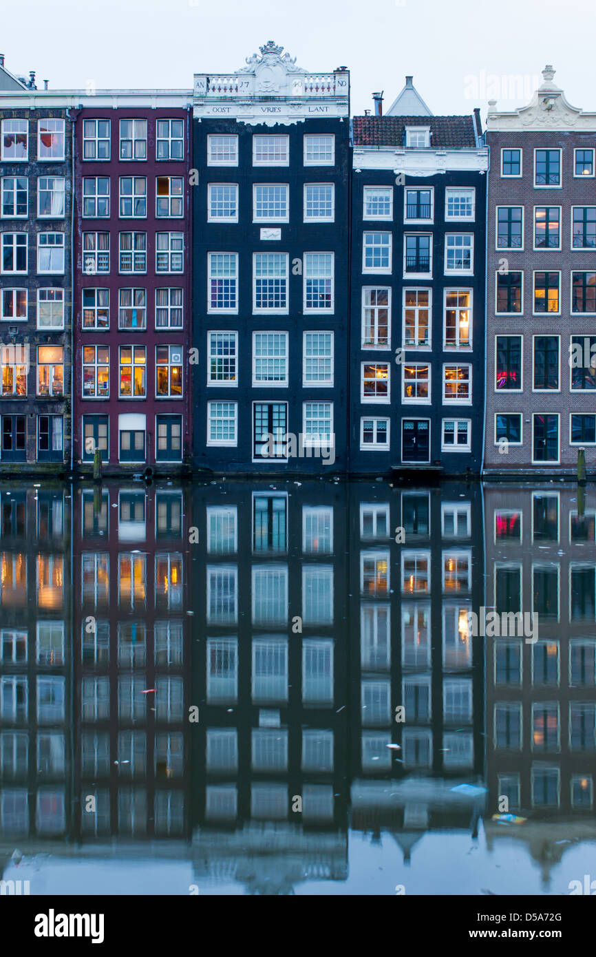 Amsterdamer Grachten am Abend Stockfoto