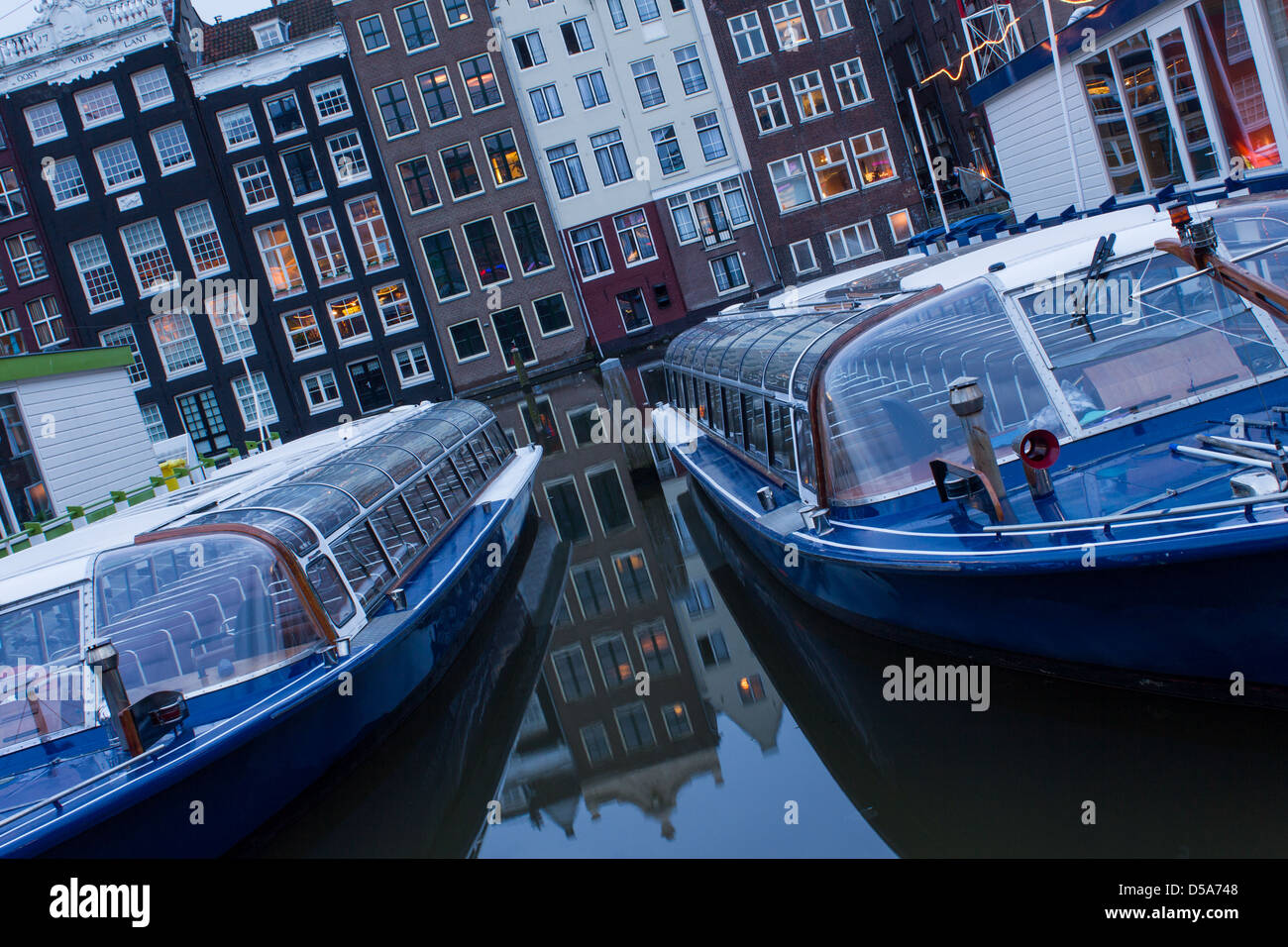 Amsterdamer Gracht am Abend mit touristischen Boote Stockfoto