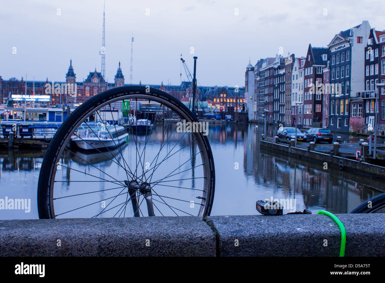 Amsterdamer Gracht am Abend Stockfoto