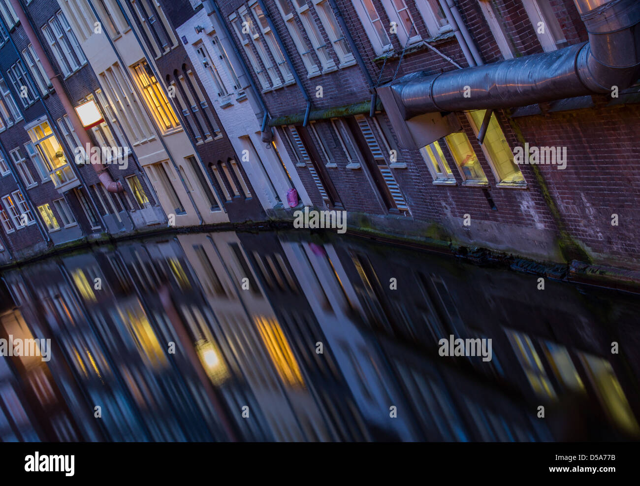 Amsterdamer Gracht am Abend Stockfoto