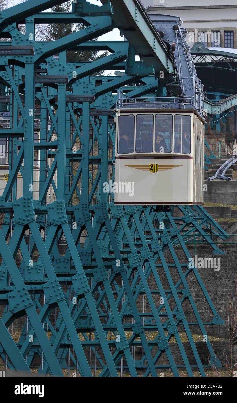 Die Schwebebahn führt eine erste Testfahrt nach drei Monaten der Hauptuntersuchung in Dresden, Deutschland, 27. März 2013. Linienverkehr wird am 29. März 2013 fortgesetzt. Die Schwebebahn von 1901 ist 274 m lang und verhandelt eine Höhendifferenz von 84 m. Foto: Matthias Hiekel Stockfoto