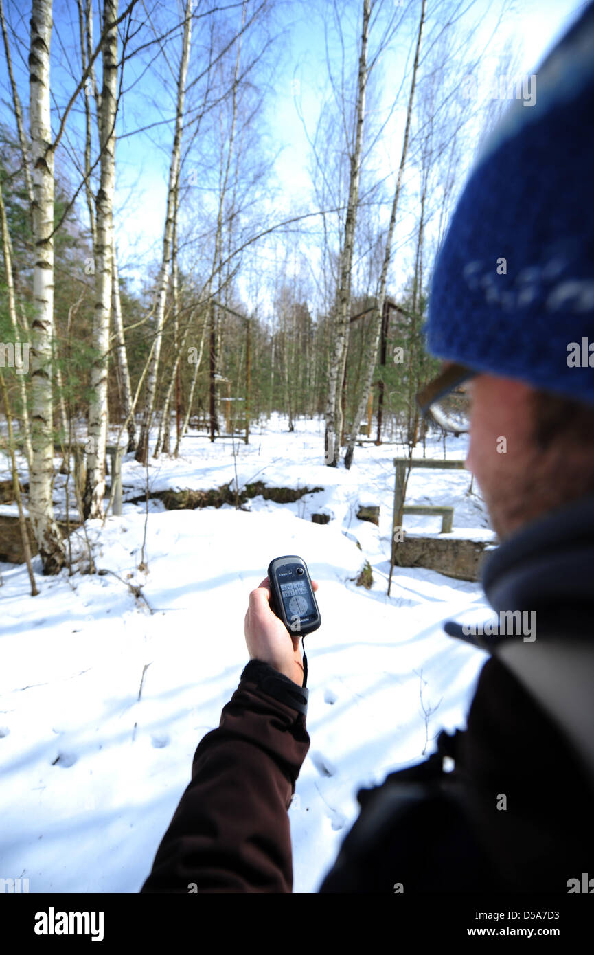 Abbildung - eine illustrierte Bild zeigt ein Geocacher auf der Suche nach einem sogenannten "Lost Place" mit Hilfe von einem GPS-Gerät in Dresden, Deutschland, 26. März 2013. Geocaching ist eine Art elektronische Schatzsuche mit GPS-Empfängern. Die geografischen Koordinaten des Caches werden ins Internet gestellt. Die Verstecke oder Geocaches sind in der Regel kleine Behälter mit einem Logbuch und kleine Gegenstände zum Tausch. Foto: Thomas Eisenhuth Stockfoto