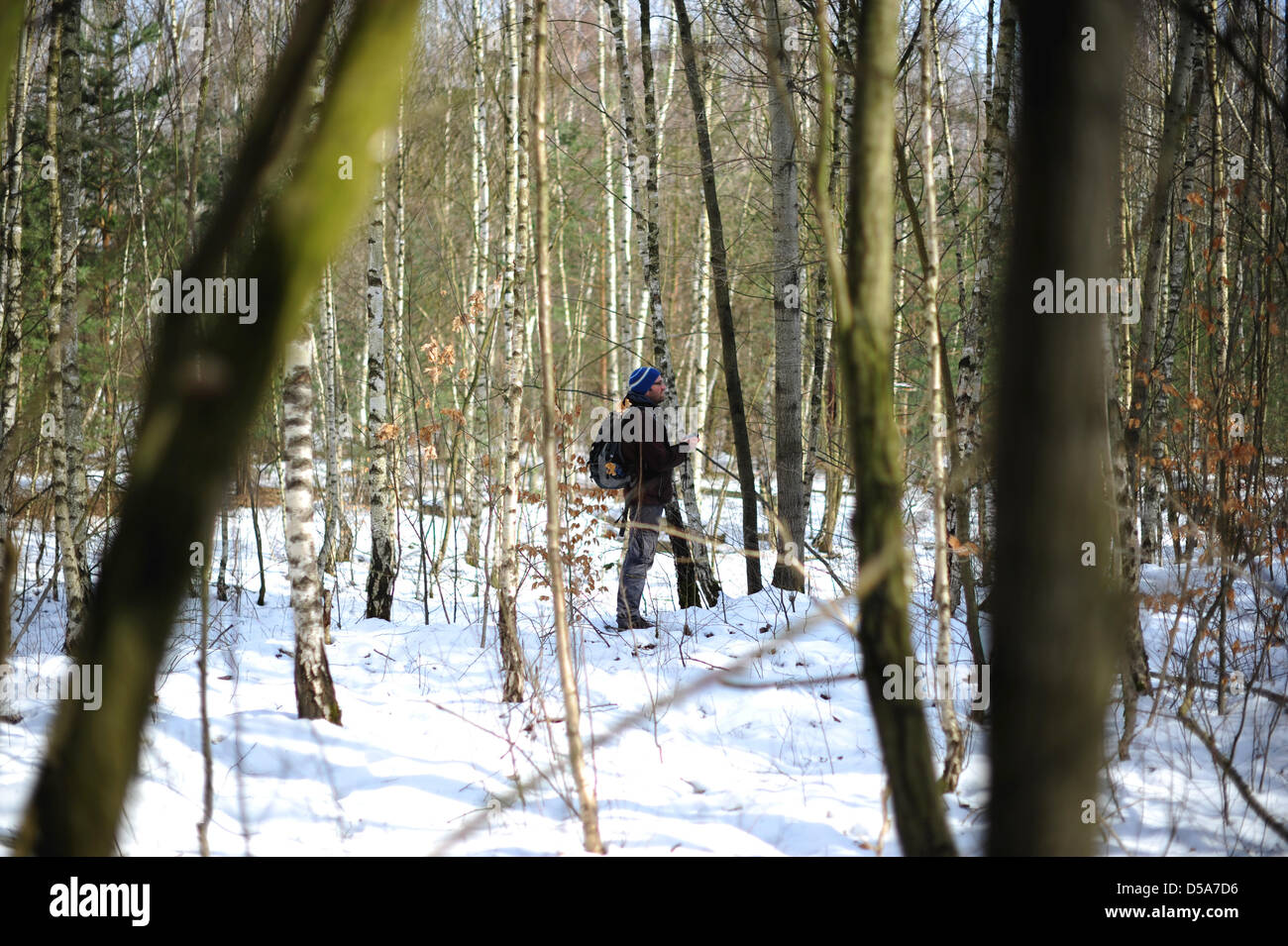 Abbildung - eine illustrierte Bild zeigt ein Geocacher auf der Suche nach einem sogenannten "Lost Place" mit Hilfe von einem GPS-Gerät in Dresden, Deutschland, 26. März 2013. Geocaching ist eine Art elektronische Schatzsuche mit GPS-Empfängern. Die geografischen Koordinaten des Caches werden ins Internet gestellt. Die Verstecke oder Geocaches sind in der Regel kleine Behälter mit einem Logbuch und kleine Gegenstände zum Tausch. Foto: Thomas Eisenhuth Stockfoto