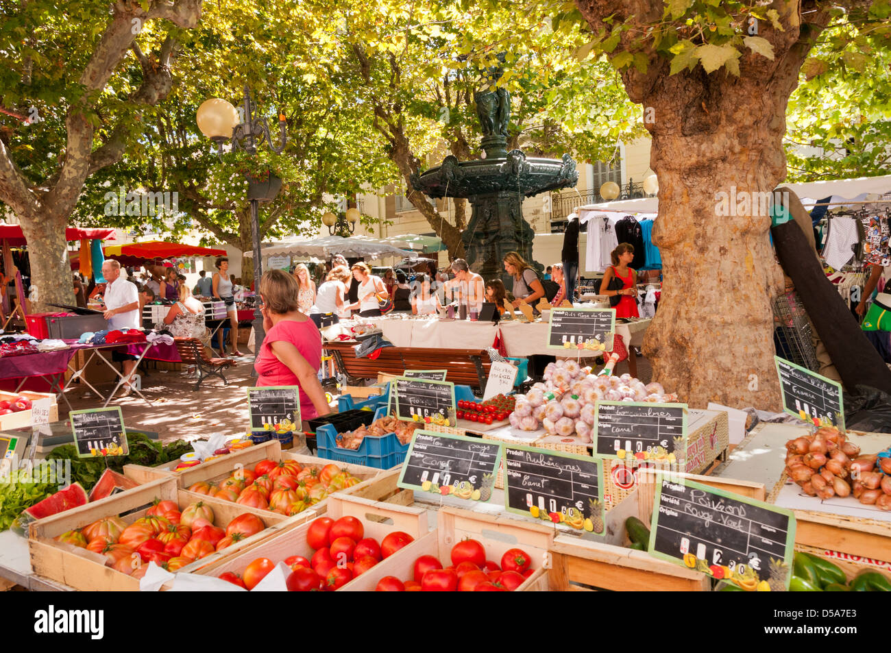 Outdoor-Markt in Mèze, Hérault, Languedoc Roussillon, Frankreich Stockfoto