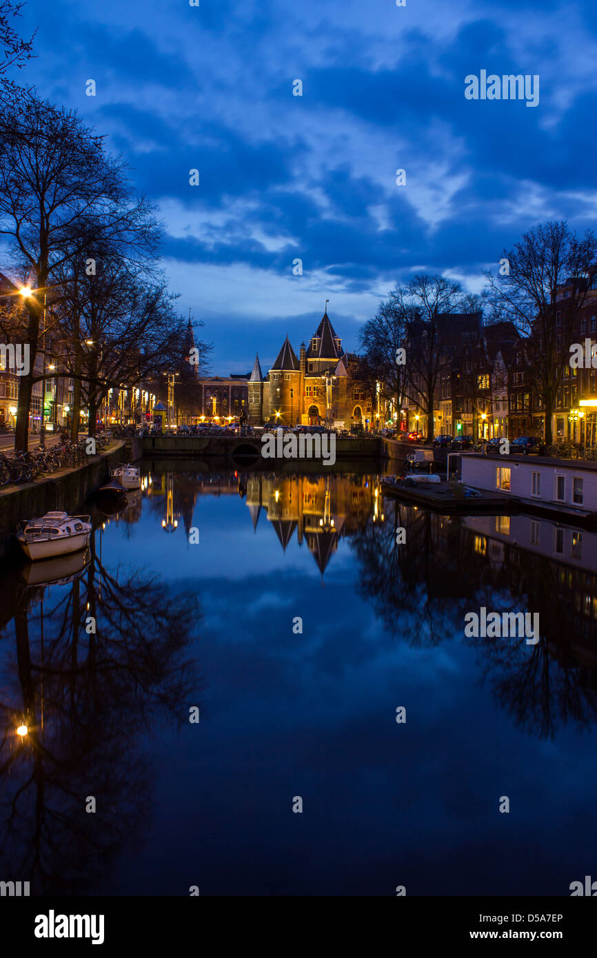 Blick auf Amsterdam De Waag am Abend Stockfoto
