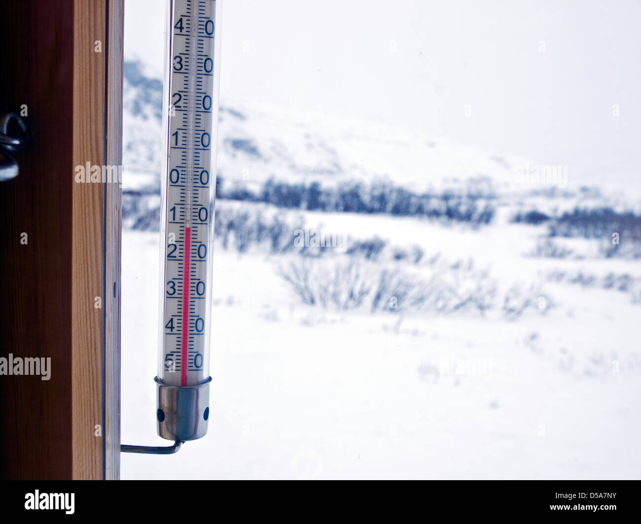 Thermometer zeigt-12 c außerhalb einer norwegischen Berghütte Stockfoto