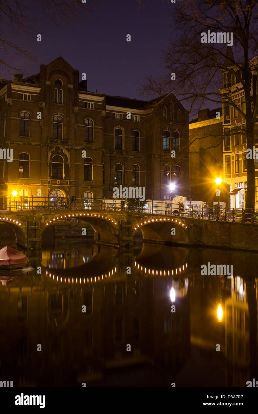 Amsterdamer Gracht in der Nacht Stockfoto