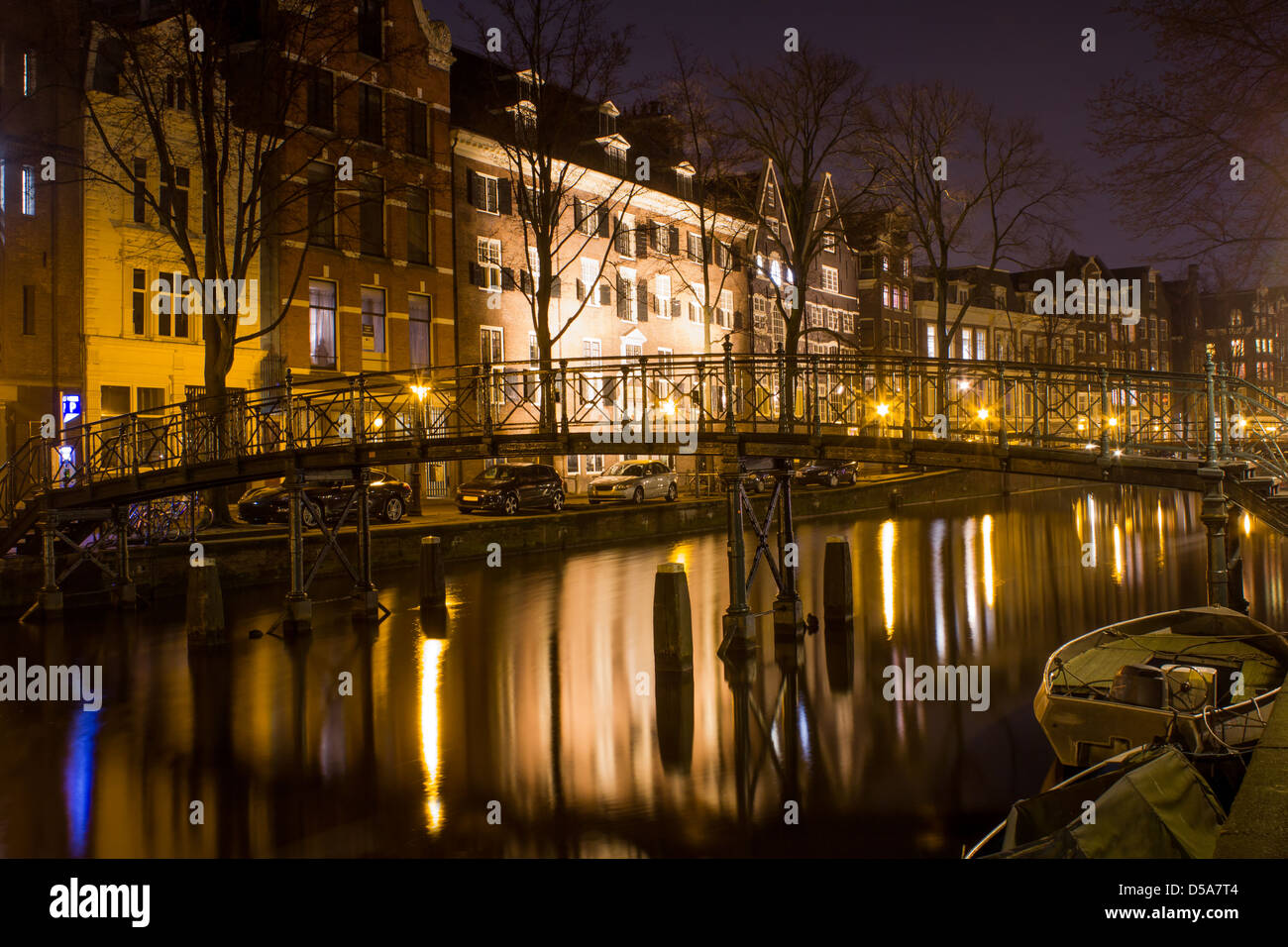 Amsterdamer Gracht in der Nacht Stockfoto