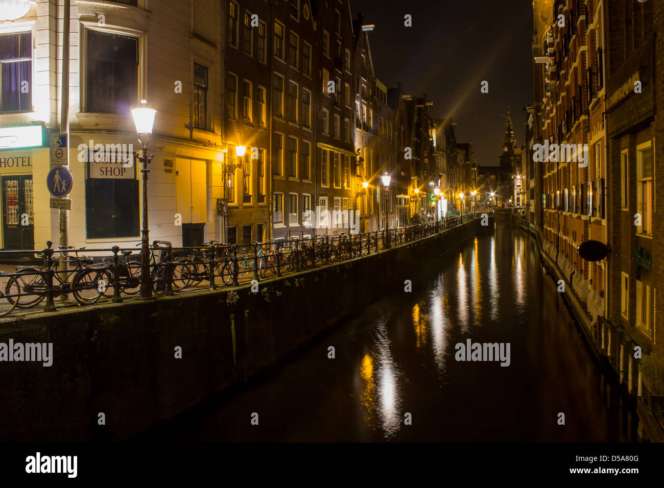 Amsterdamer Gracht in der Nacht Stockfoto