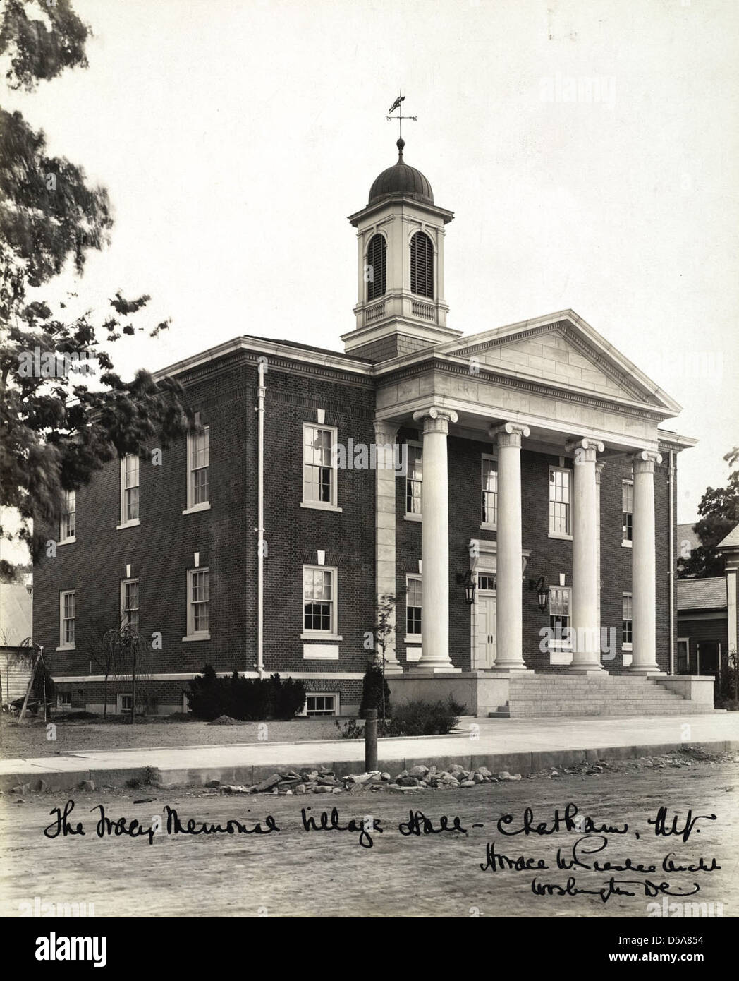 Ein Foto der Tracy Memorial Village Hall in Chatham, New York. Das Bild zeigt die ionischen Säulen und die architektonischen Merkmale des Gebäudes, eine Schlüsselstruktur im Stadtbild von Columbia County. Stockfoto